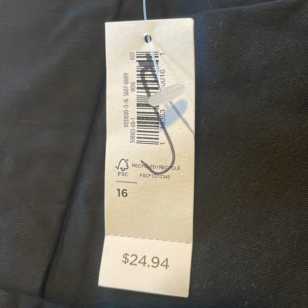 Old navy shorts, black, size 16, 7 inch inseam - Picture 4 of 6
